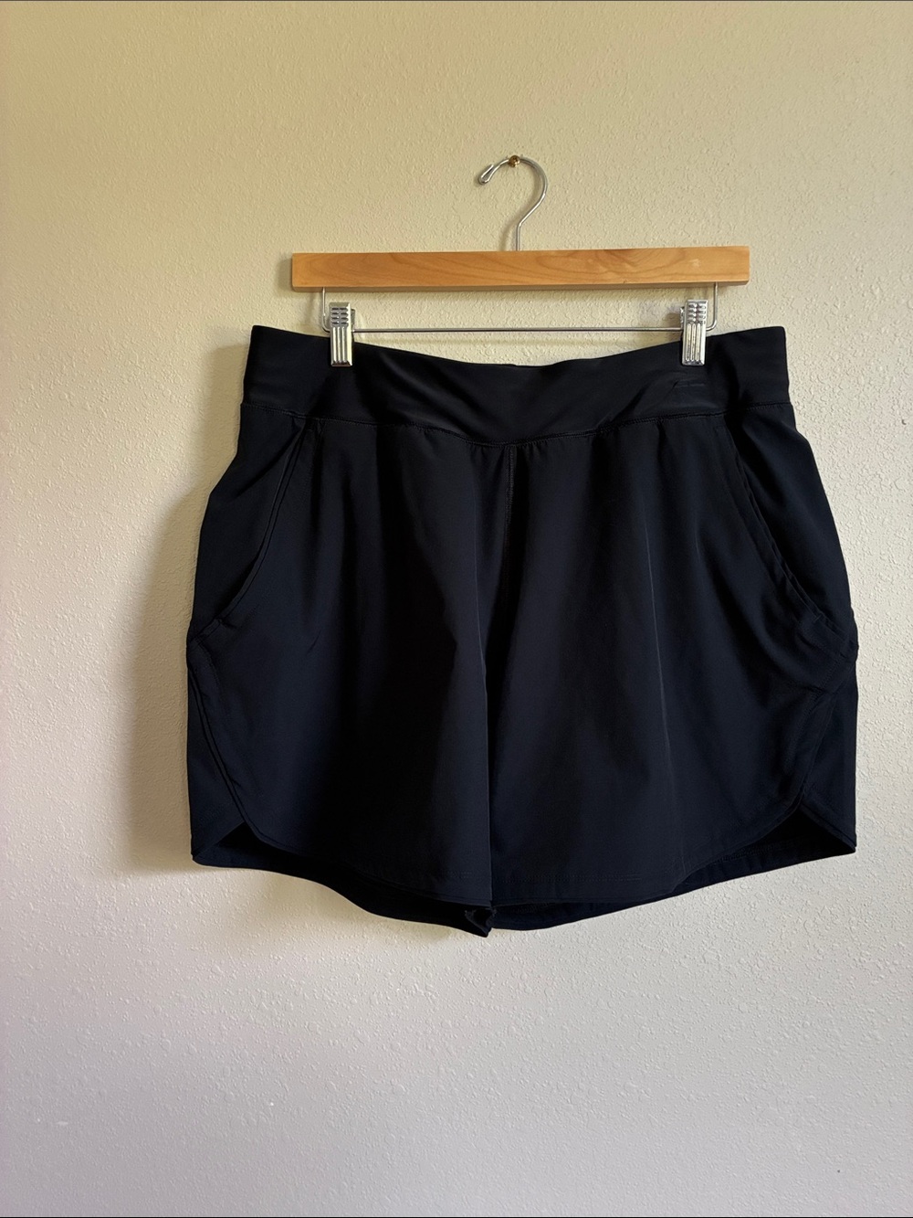 Lands' End Black Size 14 Athletic Shorts Pockets Lining Performance Fabric Comfy